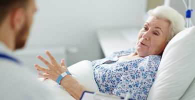 senior-on-va-manquer-de-lits-de-geriatrie-dans-les-hopitaux_width1024