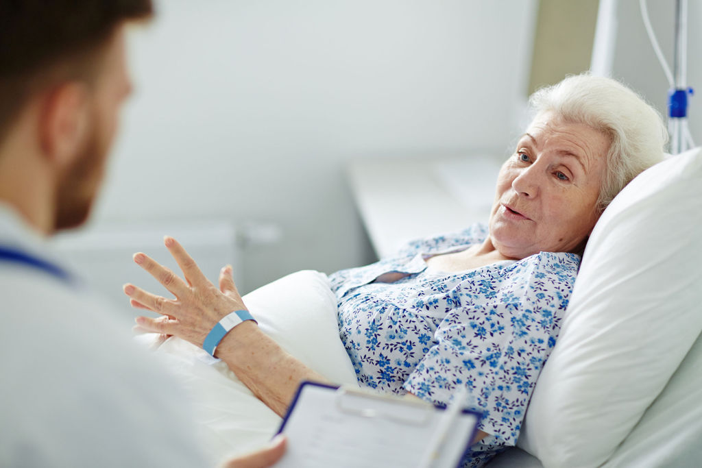senior-on-va-manquer-de-lits-de-geriatrie-dans-les-hopitaux_width1024