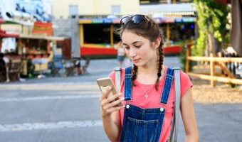 jeune fille au portable iStock-971198640